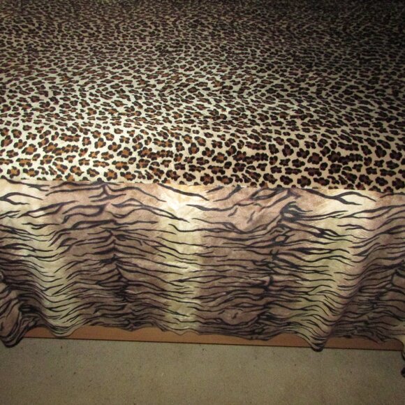 Textured Animal Print Bedspread Coverlet + Accent Pillow Cover - King Size - Picture 10 of 15